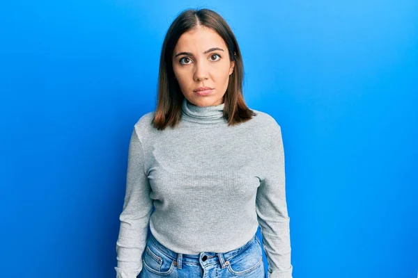 Jovem Mulher Bonita Vestindo Camisola Gola Alta Casual Com Expressão — Fotografia de Stock