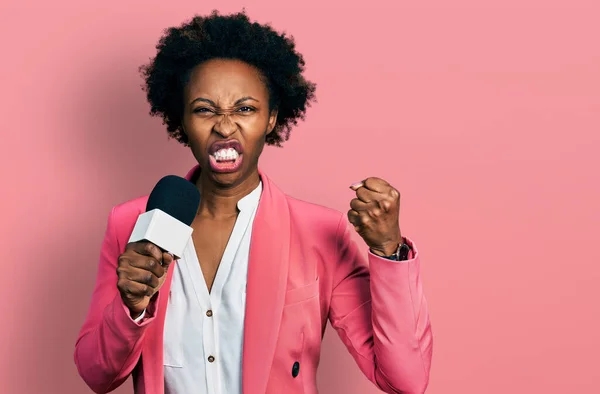 Afrikaans Amerikaanse Vrouw Met Afro Haar Vasthouden Verslaggever Microfoon Geïrriteerd — Stockfoto