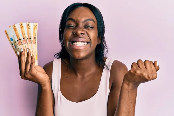 Jonge Afro Amerikaanse Vrouw Met Filippijnse Peso Bankbiljetten Die Trots — Stockfoto