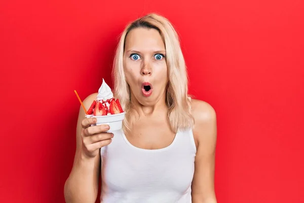 Hermosa Mujer Rubia Caucásica Comiendo Helado Fresa Asustada Sorprendida Con —  Fotos de Stock