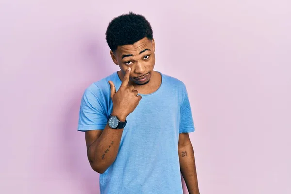 Junger Afrikanisch Amerikanischer Mann Lässigem Blauem Shirt Das Auf Das — Stockfoto