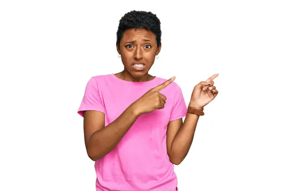 Молодая Африканская Американка Повседневной Одежде Указывая Сторону Обеспокоенный Нервный Обеими — стоковое фото
