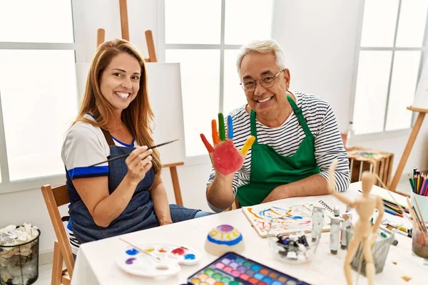 两名中年艺术家面带微笑 在艺术工作室展示手绘画 — 图库照片