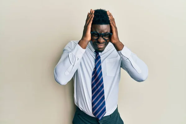 Knappe Zwarte Man Met Een Bril Zakelijke Shirt Stropdas Die — Stockfoto