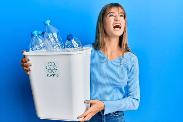Teenager Běloška Drží Recyklační Sáček Plastovými Lahvemi Naštvaný Šílený Křičí — Stock fotografie