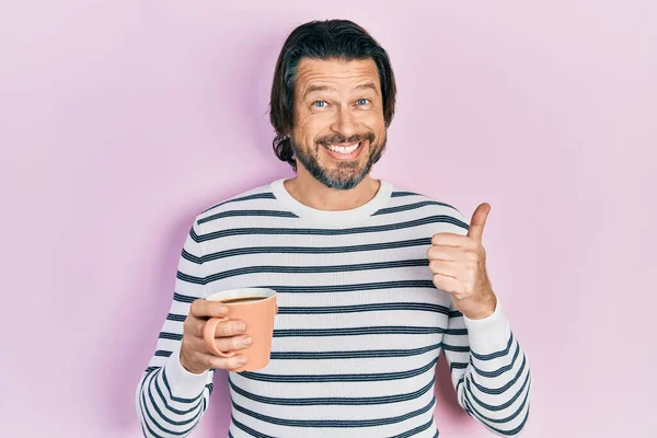 Middelbare Leeftijd Kaukasische Man Drinken Van Een Kopje Koffie Glimlachend — Stockfoto