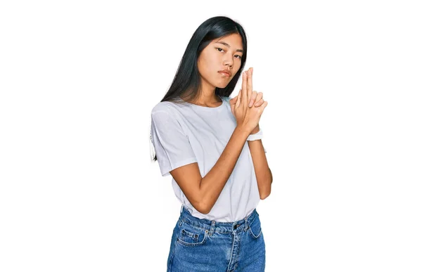 Bela Jovem Ásia Mulher Vestindo Casual Branco Shirt Segurando Simbólico — Fotografia de Stock