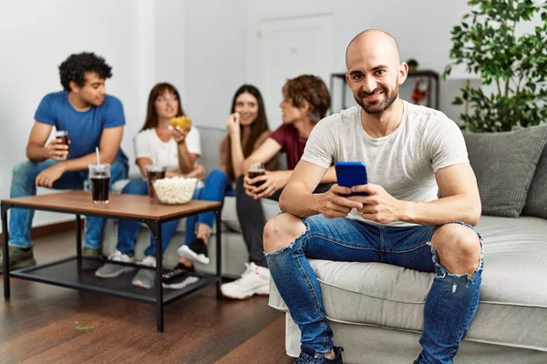 Grupo Jóvenes Amigos Teniendo Fiesta Sentados Sofá Casa Hombre Sonriendo —  Fotos de Stock