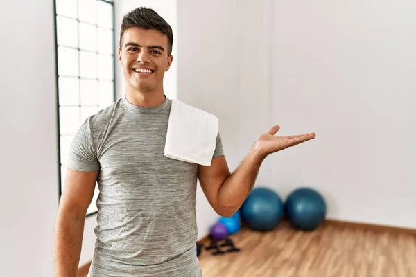 Jovem Hispânico Vestindo Roupas Esportivas Toalha Ginásio Sorrindo Alegre Apresentando — Fotografia de Stock