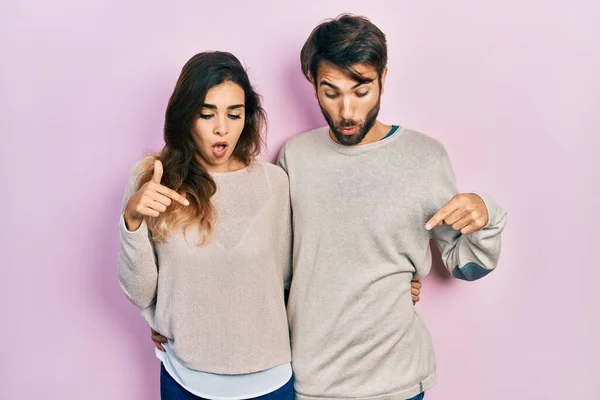 Junges Hispanisches Paar Lässiger Kleidung Mit Nach Unten Zeigenden Fingern — Stockfoto