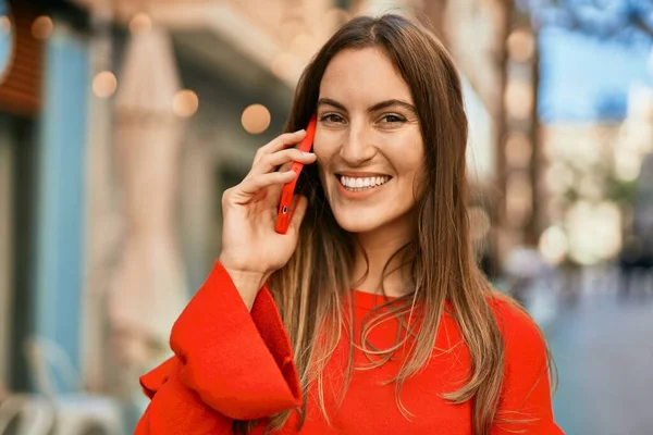 Jovem Hispânica Sorrindo Feliz Falando Smartphone Cidade — Fotografia de Stock