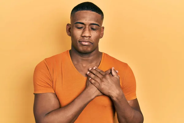 Joven Hombre Negro Con Camiseta Naranja Casual Sonriendo Con Las — Foto de Stock