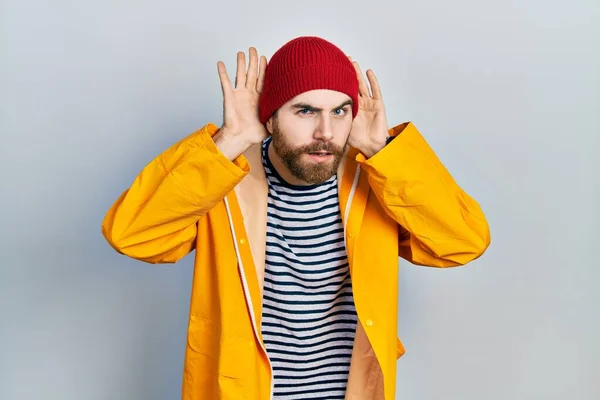 Uomo Caucasico Con Barba Che Indossa Impermeabile Giallo Cercando Sentire — Foto Stock