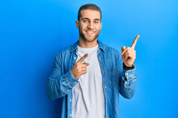 Young Caucasian Man Wearing Casual Clothes Smiling Looking Camera Pointing — Stock Photo, Image
