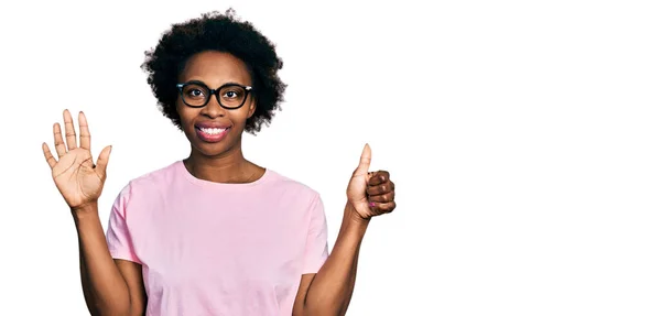 Afrikaans Amerikaanse Vrouw Met Afro Haar Dragen Casual Kleding Bril — Stockfoto