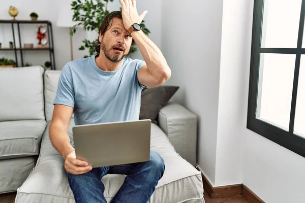 Bonito Homem Meia Idade Usando Laptop Computador Sofá Surpreso Com — Fotografia de Stock