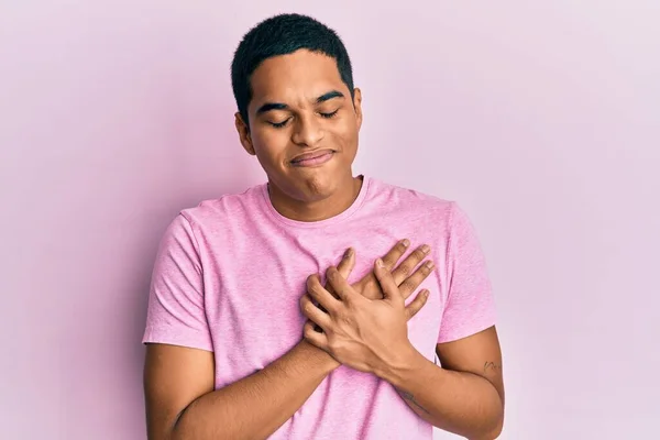 Joven Hombre Hispano Guapo Con Camiseta Rosa Casual Sonriendo Con —  Fotos de Stock