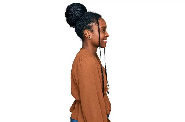 Afro Amerikalı Genç Bir Kadın Günlük Giysiler Içinde Rahat Bir — Stok fotoğraf