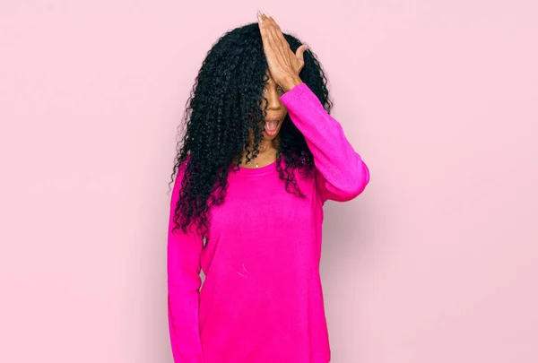 Afro Amerikaanse Vrouw Van Middelbare Leeftijd Die Casual Kleren Draagt — Stockfoto