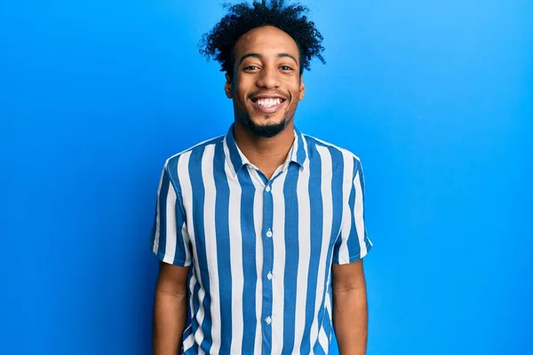 Jovem Afro Americano Com Barba Vestindo Camisa Listrada Casual Com — Fotografia de Stock