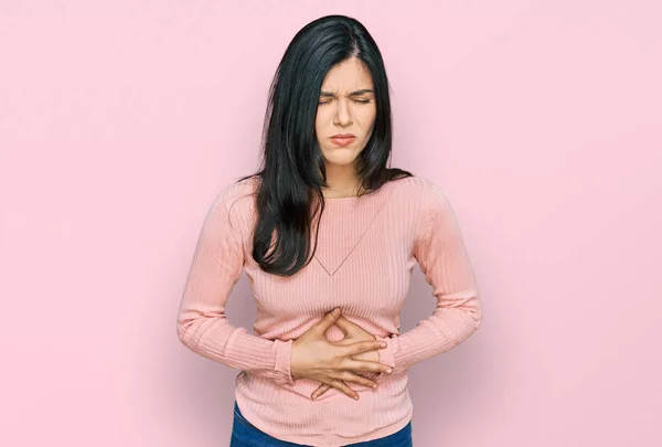 Mujer Hispana Joven Usando Ropa Casual Con Mano Estómago Porque — Foto de Stock