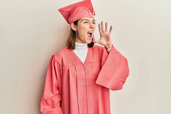 Jeune Femme Caucasienne Portant Casquette Graduation Robe Cérémonie Criant Criant — Photo