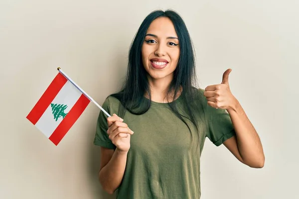 Menina Hispânica Jovem Segurando Bandeira Lebanon Sorrindo Feliz Positivo Polegar — Fotografia de Stock