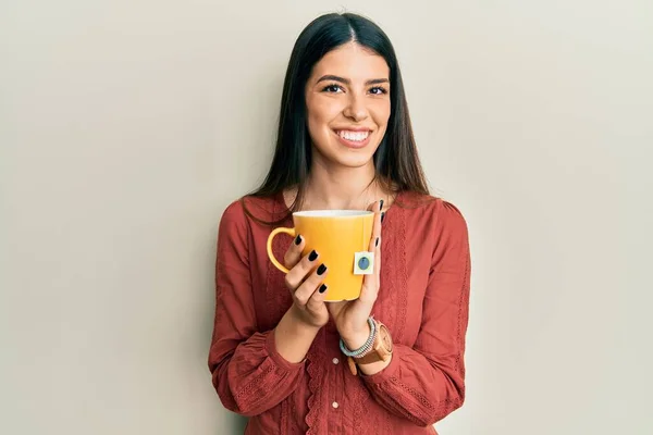 Νεαρή Ισπανίδα Που Κρατάει Ένα Φλιτζάνι Τσάι Χαμογελώντας Ένα Χαρούμενο — Φωτογραφία Αρχείου