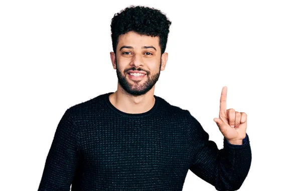 Homem Árabe Jovem Com Barba Vestindo Camisola Inverno Casual Sorrindo — Fotografia de Stock