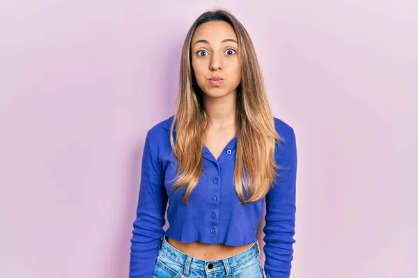 Gündelik Mavi Gömlek Giyen Güzel Spanyol Kadın Komik Yüzlü Yanakları — Stok fotoğraf