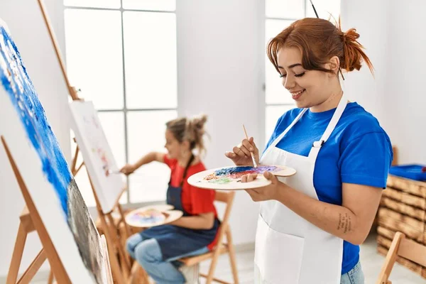 Dos Estudiantes Artistas Sonriendo Feliz Pintura Escuela Arte — Foto de Stock