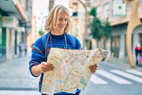 Junger Skandinavischer Tourist Lächelt Glücklich Auf Stadtplan — Stockfoto