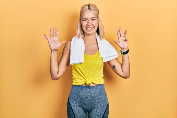 Krásná Blondýnka Sportovní Žena Sobě Cvičení Oblečení Ukazující Ukazující Nahoru — Stock fotografie