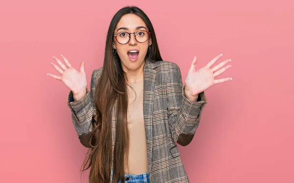Joven Chica Hispana Vistiendo Ropa Negocios Gafas Celebrando Loco Sorprendido —  Fotos de Stock