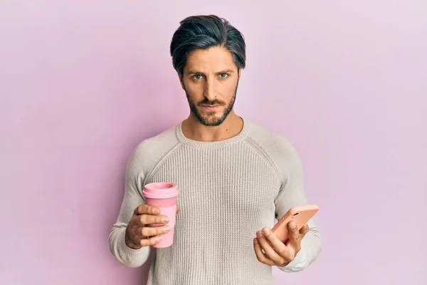 Ung Latinamerikansk Man Som Använder Smartphone Och Dricker Kopp Kaffe — Stockfoto