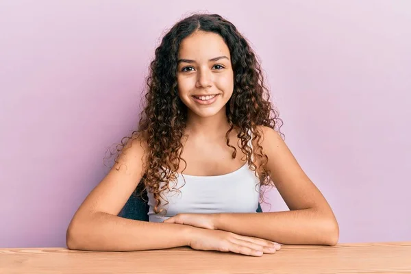 Menina Hispânica Adolescente Vestindo Roupas Casuais Sentadas Mesa Com Sorriso — Fotografia de Stock