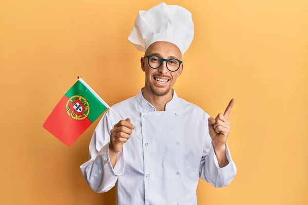 Plešatý Muž Plnovousem Sobě Profesionální Kuchař Zástěra Drží Portugalskou Vlajku — Stock fotografie
