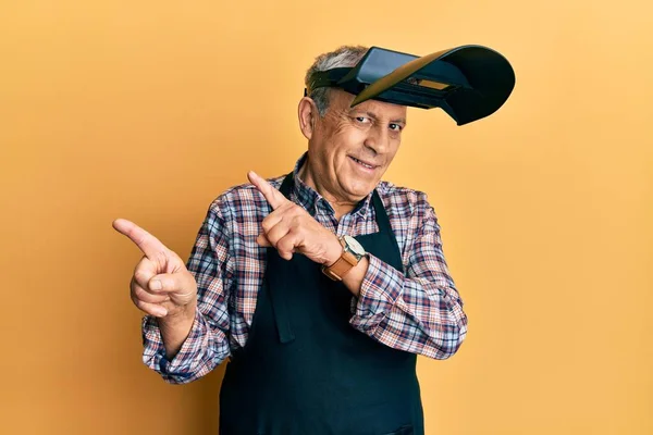 Hombre Mayor Guapo Con Pelo Gris Usando Máscara Protección Soldadura —  Fotos de Stock