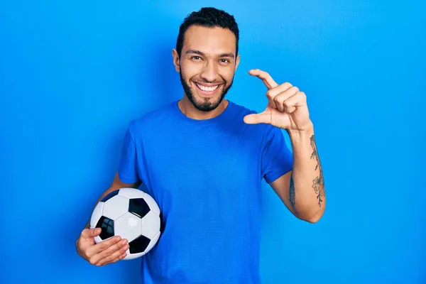 Ισπανόφωνος Άνθρωπος Γενειάδα Κρατώντας Μπάλα Ποδοσφαίρου Χαμογελώντας Και Αυτοπεποίθηση Gesturing — Φωτογραφία Αρχείου