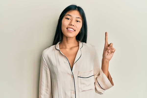 Fiatal Kínai Pizsamában Mutogatott Sikeres Ötlettel Kilépett Boldog Volt Egyes — Stock Fotó