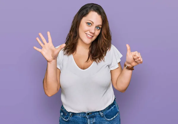 Junge Size Frau Trägt Lässiges Weißes Shirt Und Zeigt Mit — Stockfoto