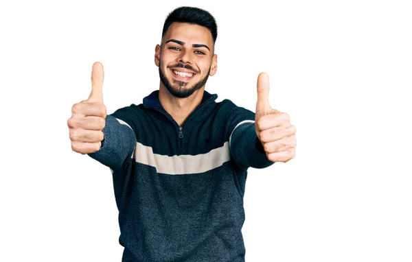 Junger Hispanischer Mann Mit Bart Lässigem Winterpullover Der Zustimmend Positive — Stockfoto