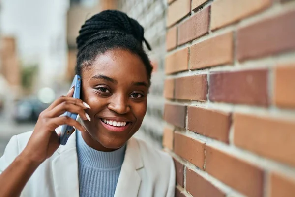 Νεαρή Αφροαμερικανή Επιχειρηματίας Χαμογελά Ευτυχισμένη Μιλώντας Στο Smartphone Της Πόλης — Φωτογραφία Αρχείου