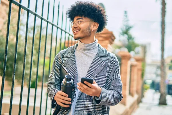 Νεαρός Αφροαμερικάνος Επιχειρηματίας Που Χρησιμοποιεί Smartphone Κρατώντας Μπουκάλι Νερό Στην — Φωτογραφία Αρχείου
