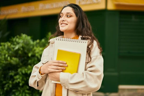 Jonge Midden Oosten Student Vrouw Glimlachend Gelukkig Vasthouden Boek Stad — Stockfoto