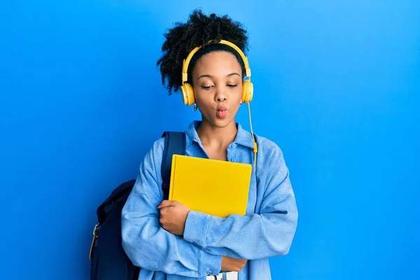 Ung Afrikansk Amerikansk Flicka Bär Student Ryggsäck Och Hörlurar Hålla — Stockfoto