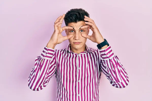 Ung Latinamerikansk Man Klädd Avslappnade Kläder Försöker Öppna Ögonen Med — Stockfoto