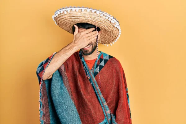 Een Jonge Spaanse Man Met Een Mexicaanse Hoed Die Glimlacht — Stockfoto
