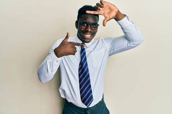 Przystojny Czarny Mężczyzna Okularach Koszuli Biznesowej Krawacie Uśmiechnięty Robiący Ramki — Zdjęcie stockowe