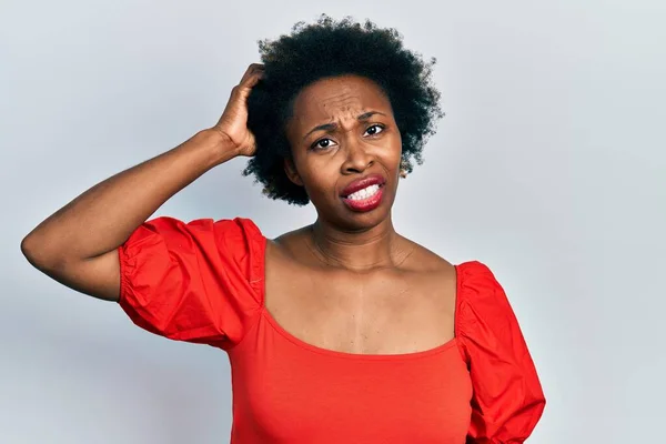 Młoda Afroamerykanka Luźnych Ciuchach Myli Zastanawia Się Nad Pytaniem Niepewny — Zdjęcie stockowe